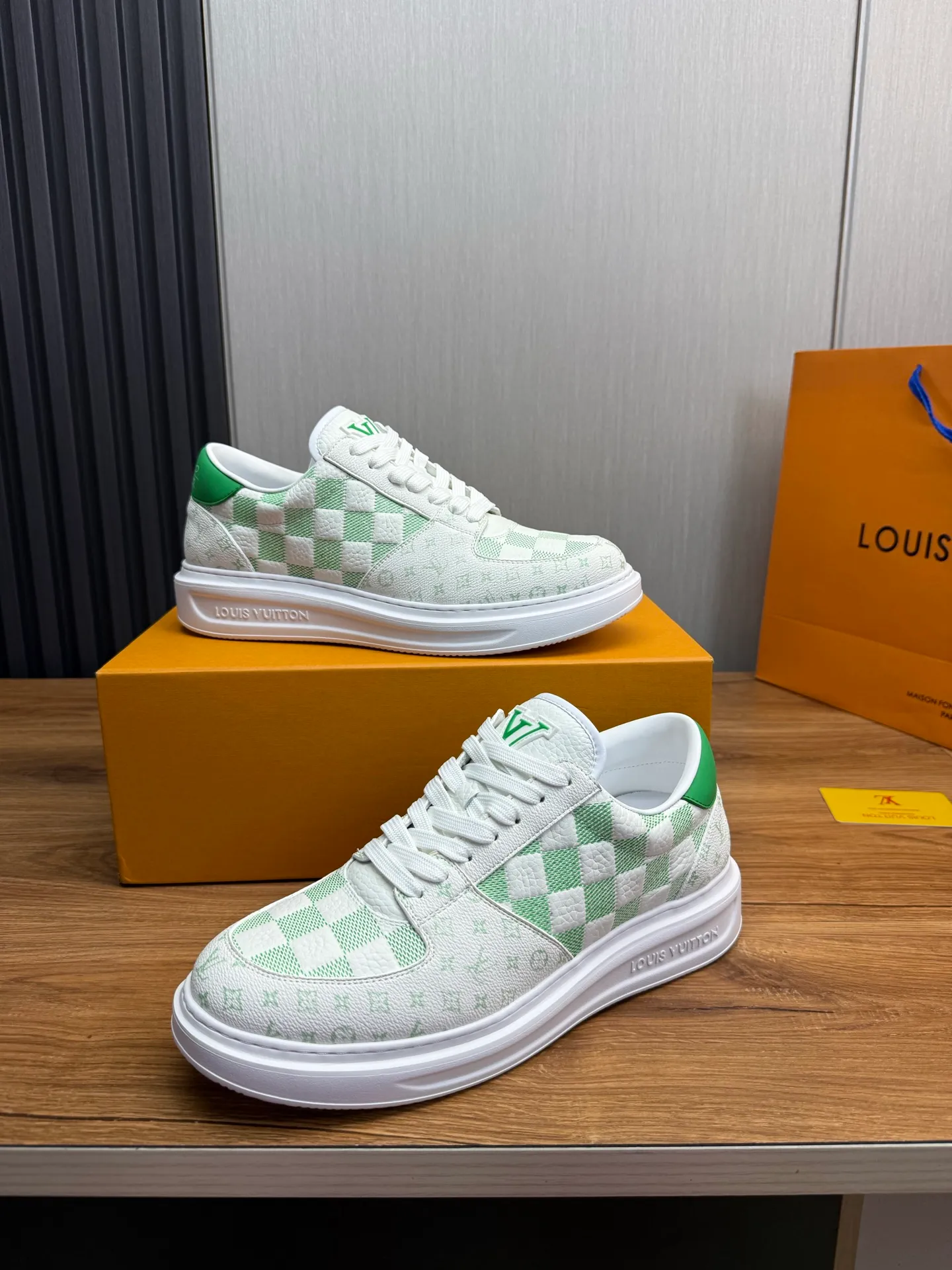 Men's shoes 💰840💰 LOUIS VUITTON [Luden Yiwei] The new trendy Lv is on the market 🎁, casual and fashionable men's shoes 👟 1:1 shipment ⬆️The upper is made of imported cowhide + cowhide mesh lining, the original wear-resistant rubber outsole, the version is simple and elegant, exclusive for trendy men. 38-45 (38.45 is non-refundable if made to order)